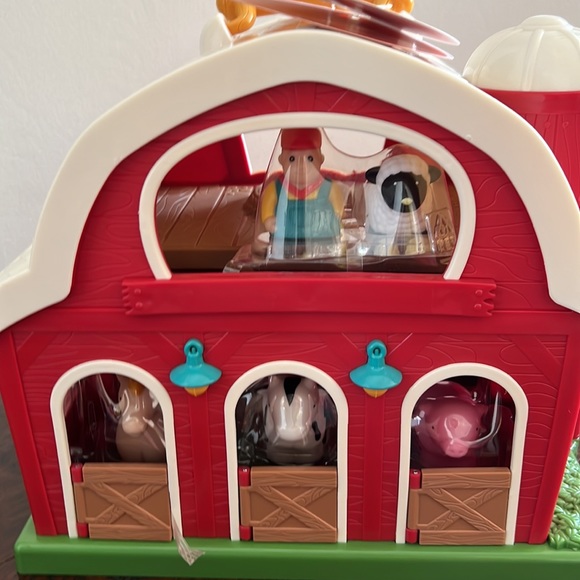 Big red barn foldable 6 pc toys - Picture 4 of 6